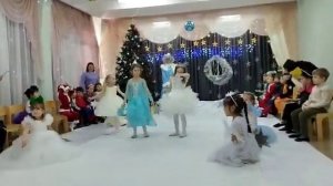 Танец звёздочек на новогоднем утреннике