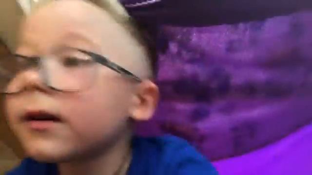 Мой шалаш из стульев вешалки и одеялов смотреть онлайн