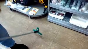 Кисть для нанесения лака для паркета.