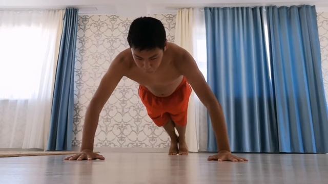 КАК НАКАЧАТЬ РУКИ ДОМА БЕЗ ОБОРУДОВАНИЯ! смотреть онлайн