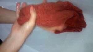 Как стирать вязаную вещь ВТО вязаных изделий Джемпер с косами Школа МК