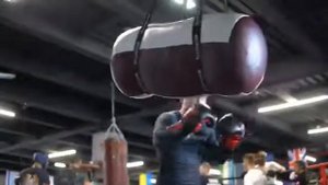 Работа на боксерском мешке. Боксер Павел Маликов