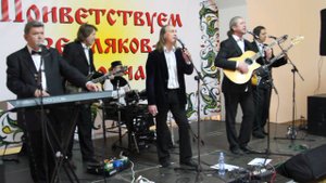 Люди встречаются люди влюбляются женятся!