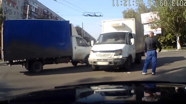 ДТП в Макеевке на перекрестке в центре города. 15 сентября 2013 года. смотреть онлайн