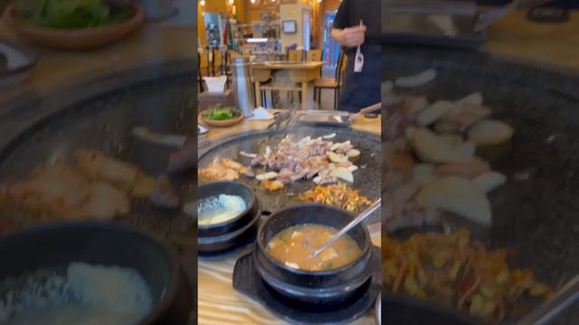 Жаренное мясо на камне с огоньком / Корейское кафе с сырой говядиной смотреть онлайн