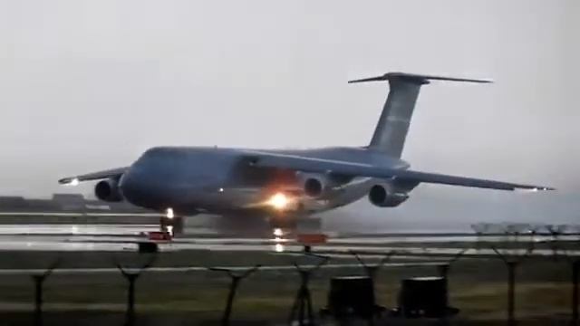 Самолет взлетает с затопленной полосы