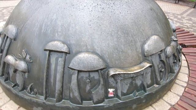 27.04.2022. Россия. Рязань. Скульптурная композиция: У нас в Рязани - грибы с глазами. Улитки смотреть онлайн