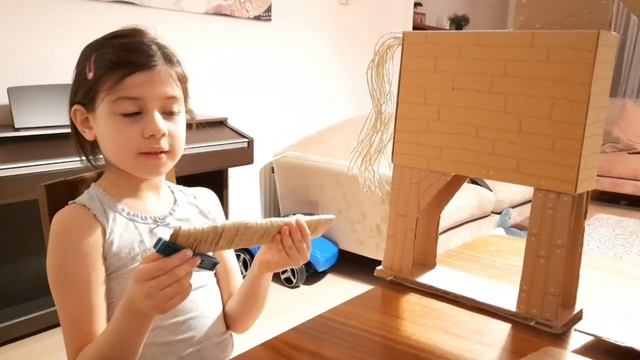 ТРОЯНСКИЙ КОНЬ / Делаем поделку для школы / Макет троянского коня из картона / Качественные субтитр смотреть онлайн