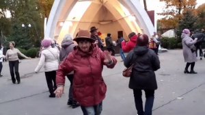 МОЯ КОНФЕТОЧКА!?_ТАНЦЫ В ПАРКЕ ГОРЬКОГО ХАРЬКОВ ОКТЯБРЬ 2021.mp4