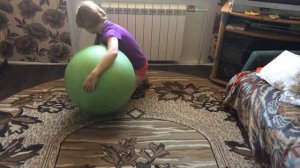 Показываю упражнение с шаром ( фитнес для детей )
