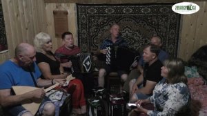 Что стоишь качаясь, тонкая рябина! Спасибо ребята давно неслышал эту простую и замечательную песню!