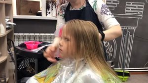 Красим волосы в розовый цвет!Идём с мамой в салон красоты!