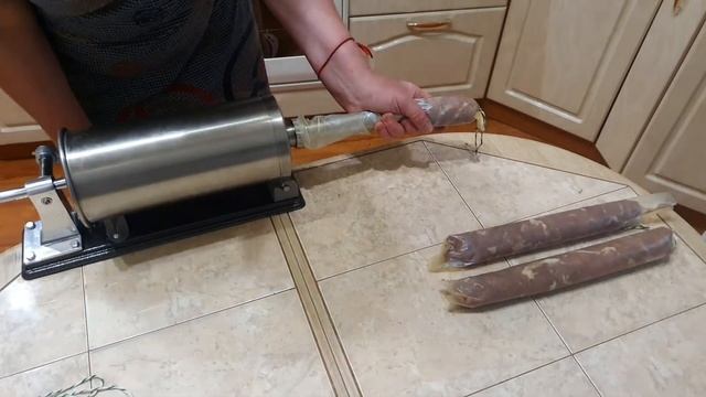 СЫРОВЯЛЕНАЯ КОЛБАСА В ДОМАШНЕМ ХОЛОДИЛЬНИКЕ. КОЛБАСА ДАЧНАЯ #сыровяленаяколбасавхолодильникедома смотреть онлайн