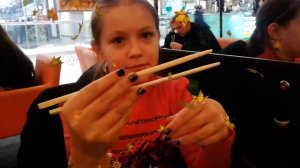 Суши. Как правильно держать палочки!