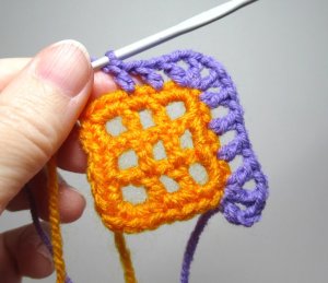 Как сделать поворот при вязании крючком квадрата из сетки
