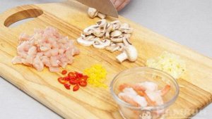 Суп с креветками на курином бульоне