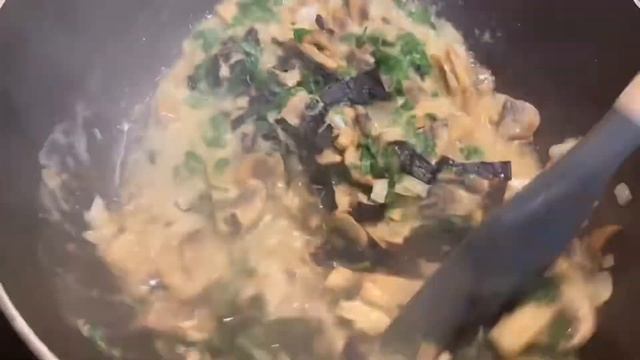 Куриное филе с шампиньонами в сливочном соусе на сковороде. смотреть онлайн