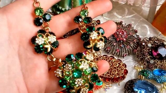 Винтажная бижутерия,броши,кулоны,бусы,шкатулки и праздничные покупки