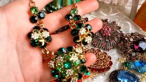 Винтажная бижутерия,броши,кулоны,бусы,шкатулки и праздничные покупки