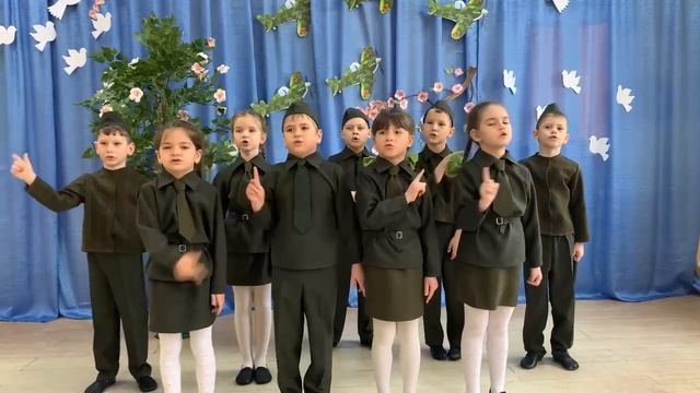 Песня "Защитники Отечества". Исполняют воспитанники МДБОУ "Детский сад №10"