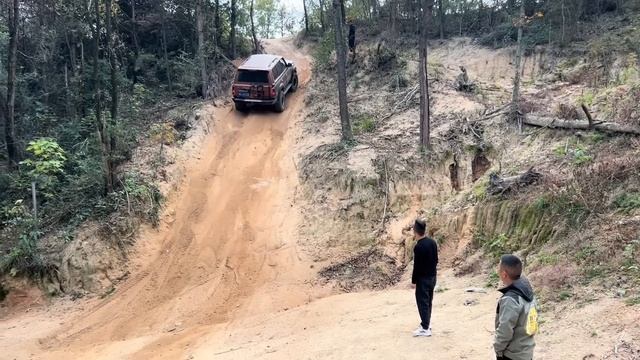 越野失敗了就要道歉？ 30年車齡的LC80爬陡坡，豐田不愧是全世界最大的車企！【王成佛半山木屋农场】#越野#lc80#豐田#car смотреть онлайн