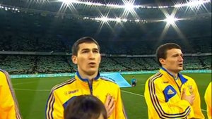 Исполнение Гимна Украины в Киеве перед началом матча Украина - Франция