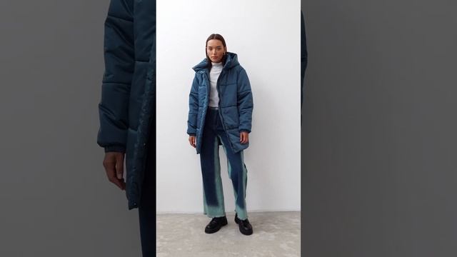 Новая зимняя куртка в трендовом изумрудном цвете металик / смотри опсиание смотреть онлайн