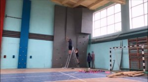 Установка зацепов на скалодром.