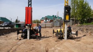 СвайМастер и Стройматик забивают сваю 200х3000 в плотный грунт