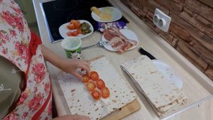 Вкусный и сытный завтрак. Лаваш с беконом, сыром и овощами.