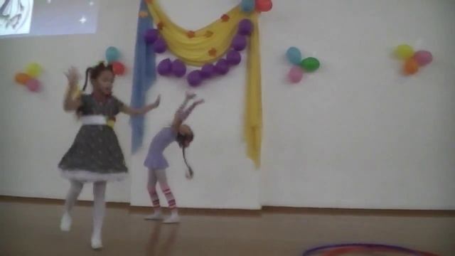 Танцуют Катя и Аделя школа№22 г.Октябрьский РБ смотреть онлайн