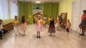 «Осенний вальс» Красивый танец девочек с листочками. Подготовительная группа в детском саду