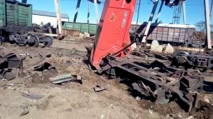 Гидроножницы LaBounty MSD2500R режут хребтовую балку полувагона