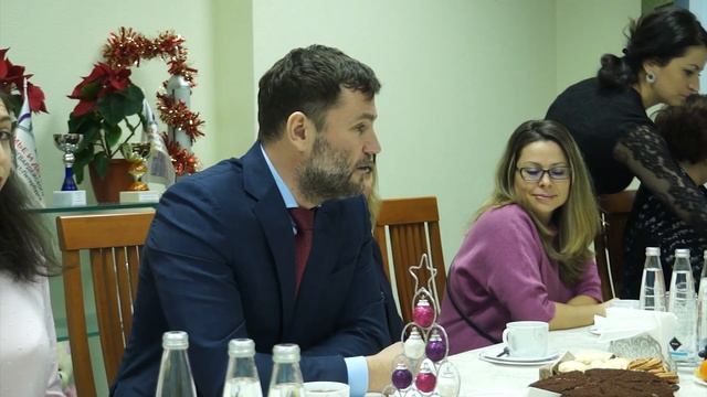 Новый год в кругу друзей смотреть онлайн