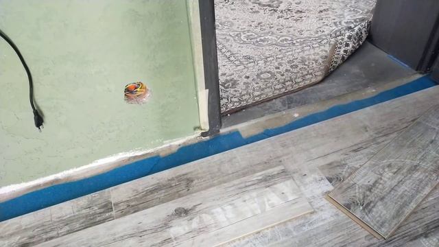 Cum se montează parchet laminat de 8mm și plinta mdf alba | Parquet assembly смотреть онлайн