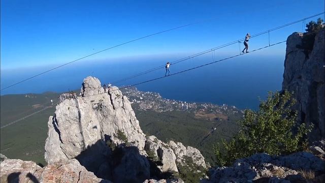 Ялта. Гора Ай-Петри. Верёвочный мостик. ( Подвесной мост. ) смотреть онлайн