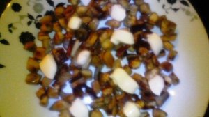 Салат из баклажанов с помидором, сыром и яйцами