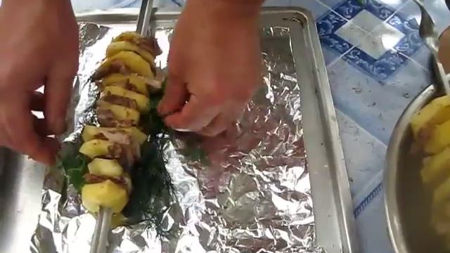 ВКУСНЕЙШИЙ ШАШЛЫК ИЗ КАРТОШКИ С САЛОМ. Картошка с салом на костре. смотреть онлайн
