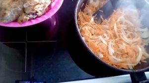 Свиные рёбрышки, тушёные с луком и морковью.