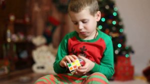 Ребенок собирает кубик рубика 5 лет