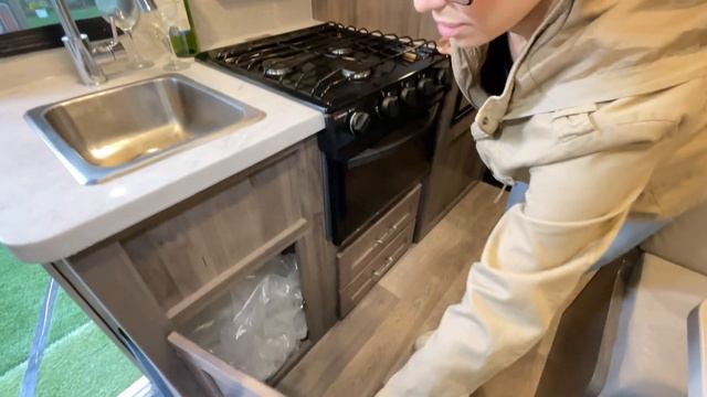 Winnebago-Minnie Winnie-22R смотреть онлайн