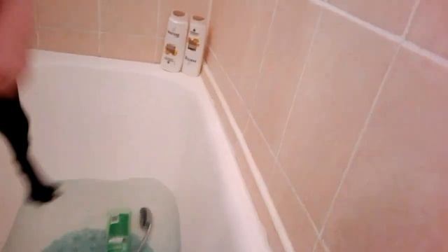 Как помыть кошку или Буря моется в ванной с шампунем смотреть онлайн