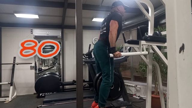 Отжимания на брусьях с весом 80кг./изометрическое удержание гири смотреть онлайн