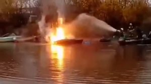 Горит лодка