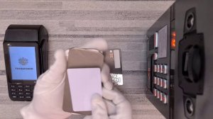 Эффективность наклейки Proxblock для бесконтактной оплаты банковской картой из чехла смартфона.