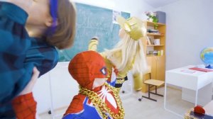 БОГАТЫЙ СУПЕРГЕРОЙ против БЕДНОГО СУПЕРГЕРОЯ!