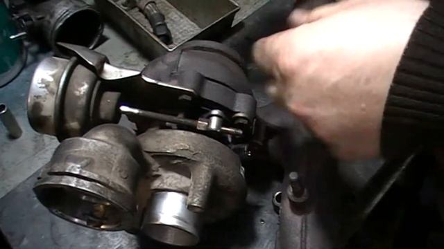 VW CADDY (Как снять турбину?) смотреть онлайн