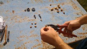 как правильно колоть абрикосовые косточки не повредив себе пальцы (безопасные методы)