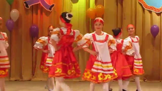 Зелёный лужочек. Девченки ансамбля Нареченька
