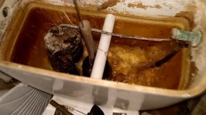 Не стандартный ремонт арматуры старого бачка.
